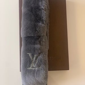 Louis Vuitton rabbit fur scarf made in Italy 100%